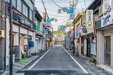 Nachikatsuura, Japonya - 05.10.2024: Küçük balıkçı kasabası Nachikatsuura 'daki boş cadde.
