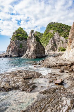 Pasifik Okyanusu kıyısında, Nachikatsuura, Wakayama, Japonya, Yoshino-Kumano Ulusal Parkı ve Nanki Kumano jeopark 'ının bir parçası olan dramatik kaya oluşumları.