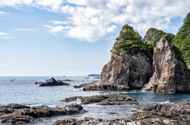 Pasifik Okyanusu kıyısında, Nachikatsuura, Wakayama, Japonya, Yoshino-Kumano Ulusal Parkı ve Nanki Kumano jeopark 'ının bir parçası olan dramatik kaya oluşumları.