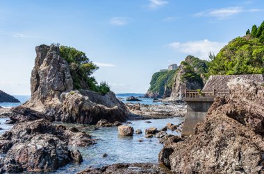 Pasifik Okyanusu kıyısında, Nachikatsuura, Wakayama, Japonya, Yoshino-Kumano Ulusal Parkı ve Nanki Kumano jeopark 'ının bir parçası olan dramatik kaya oluşumları.