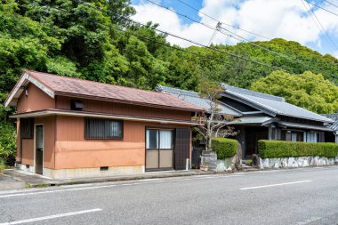 Japon mimarisinin geleneksel ve modern karışımı küçük balıkçı kasabası Kii Katsuura, Japonya.