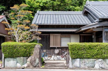 Japon mimarisinin geleneksel ve modern karışımı küçük balıkçı kasabası Kii Katsuura, Japonya.