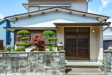 Japon mimarisinin geleneksel ve modern karışımı küçük balıkçı kasabası Kii Katsuura, Japonya.