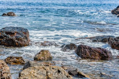 Pasifik Okyanusu kıyısında, Nachikatsuura, Wakayama, Japonya, Yoshino-Kumano Ulusal Parkı ve Nanki Kumano jeopark 'ının bir parçası olan dramatik kaya oluşumları.