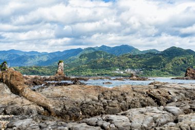 Pasifik Okyanusu kıyısında, Nachikatsuura, Wakayama, Japonya, Yoshino-Kumano Ulusal Parkı ve Nanki Kumano jeopark 'ının bir parçası olan dramatik kaya oluşumları.