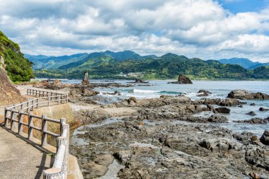Pasifik Okyanusu kıyısında, Nachikatsuura, Wakayama, Japonya, Yoshino-Kumano Ulusal Parkı ve Nanki Kumano jeopark 'ının bir parçası olan dramatik kaya oluşumları.