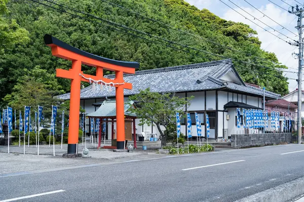 Katsuura, Nachikatsuura, Higashimuro Bölgesi, Wakayama, Japonya 'da bir shinto tapınağı ve Torii kapı tapınağı. İngilizce çeviri. Mavi bayraklardan: seksen yol.