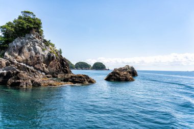 Pasifik Okyanusu kıyısında, Nachikatsuura, Wakayama, Japonya, Yoshino-Kumano Ulusal Parkı ve Nanki Kumano jeopark 'ının bir parçası olan dramatik kaya oluşumları.