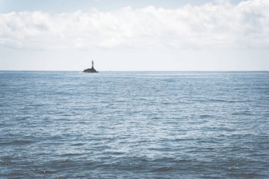 Nachi Katsuura Katsuoshima Deniz Feneri ile Nachikatsuura, Wakayama, Japonya 'da Pasifik Okyanusu kıyısındaki manzara..