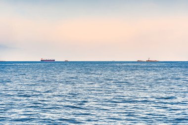 Nachi Katsuura Katsuoshima Deniz Feneri ile Nachikatsuura, Wakayama, Japonya 'da Pasifik Okyanusu kıyısındaki manzara..