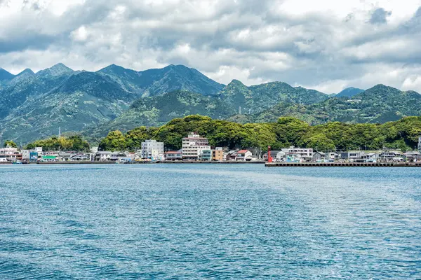 Japonya, Wakayama 'daki Nachikatsuura' daki Pasifik Okyanusu kıyısında Yoshino-Kumano Ulusal Parkı 'nın bir parçası olan yemyeşil dramatik dağlar..