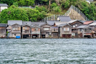 Japonya 'nın Ine kasabasında Ine Körfezi' nde Funaya adında ahşap rıhtım manzaralı geleneksel tekne evleri.