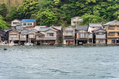 Japonya 'nın Ine kasabasında Ine Körfezi' nde Funaya adında ahşap rıhtım manzaralı geleneksel tekne evleri.