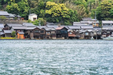 Japonya 'nın Ine kasabasında Ine Körfezi' nde Funaya adında ahşap rıhtım manzaralı geleneksel tekne evleri.
