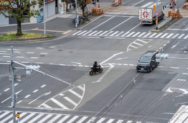 Osaka, Japonya - 05.12.2024: Osaka bölgesindeki Sakaisuji caddesi kavşağı veya kavşağı yukarıdan görüntüle