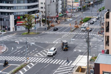 Osaka, Japonya - 05.12.2024: Osaka bölgesindeki Sakaisuji caddesi kavşağı veya kavşağı yukarıdan görüntüle