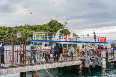 Kyoto, Japonya - 05.12.2024: Ine Körfezi Gezi Gemisi tur iskelesi. Geziden dönen turistler