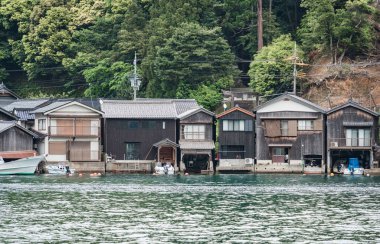 Japonya 'nın Ine kasabasında Ine Körfezi' nde Funaya adında ahşap rıhtım manzaralı geleneksel tekne evleri.