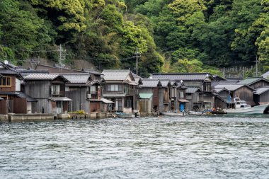 Japonya 'nın Ine kasabasında Ine Körfezi' nde Funaya adında ahşap rıhtım manzaralı geleneksel tekne evleri.
