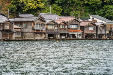 Japonya 'nın Ine kasabasında Ine Körfezi' nde Funaya adında ahşap rıhtım manzaralı geleneksel tekne evleri.