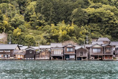 Japonya 'nın Ine kasabasında Ine Körfezi' nde Funaya adında ahşap rıhtım manzaralı geleneksel tekne evleri.