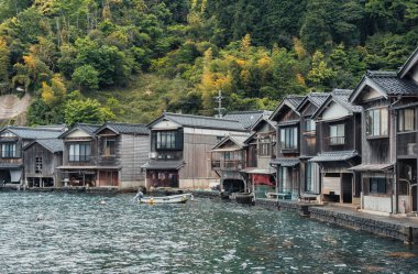 Japonya 'nın Ine kasabasında Ine Körfezi' nde Funaya adında ahşap rıhtım manzaralı geleneksel tekne evleri.