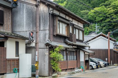 Ine, Japonya - 05.12.2024: Küçük balıkçı köyü Ine, Kyoto 'daki geleneksel Japon evi.