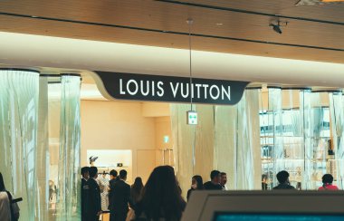 Osaka, Japonya - 05.13.2024: Louis Vuitton Fransız lüks moda mağazası Osaka 'daki Kansai Uluslararası havaalanında gümrüksüz.