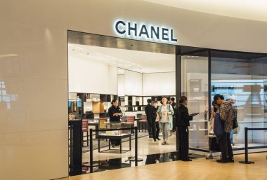 Osaka, Japonya - 05.13.2024: Osaka 'daki Kansai Uluslararası Havalimanında gümrüksüz Chanel kadın lüks mağazası.