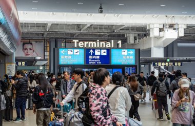 Osaka, Japonya - 05.13.2024: Kansai Uluslararası Havaalanı 'nın 1 numaralı terminali yolcuları. Yurtiçi ve uluslararası ayrılıklar.