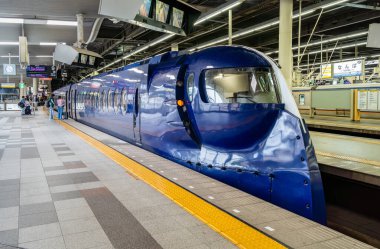 Osaka, Japonya - 05.12.2024: Sınırlı Ekspres Rapi: Nankai Namba istasyonunda tren yok. Nankai Havaalanı Hattı.