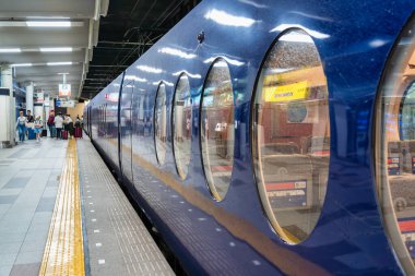 Osaka, Japonya - 05.12.2024: Sınırlı Ekspres Rapi: Nankai Namba istasyonunda tren yok. Nankai Havaalanı Hattı.