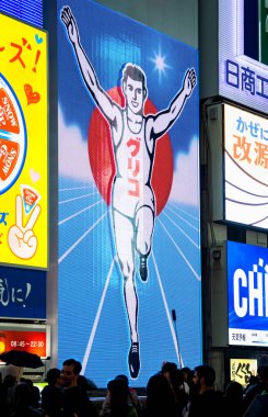 Osaka, Japonya - 05.12.2024: Dotombori ilçesindeki Glico Koşan Adam tabelası, kentin en popüler simgelerinden biri..