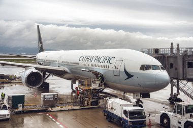 Osaka, Japonya - 05.13.2024: Jet köprüsündeki bir Cathay Pacific uçağı veya Kansai Uluslararası havaalanındaki yolcu köprüsü