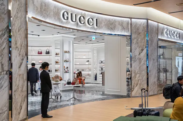 Osaka, Japonya - 05.13.2024: Gucci İtalyan lüks moda evi Osaka 'daki Kansai Uluslararası havaalanında gümrüksüz.