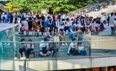 Osaka, Japonya - 05.04.2024: Turistler ve yerliler Umekita Plaza 'da güneşli bir günün tadını çıkarıyorlar. Büyük Cephe Osaka,