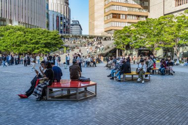 Osaka, Japonya - 05.04.2024: Turistler ve yerliler Umekita Plaza 'da güneşli bir günün tadını çıkarıyorlar. Büyük Cephe Osaka,