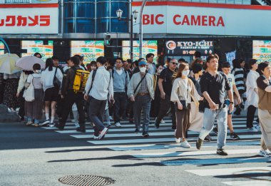Osaka, Japonya - 05.04.2024: Osaka 'da Zebra yaya geçidi. Birçok insan kırmızı ışıkta karşıdan karşıya geçiyor.