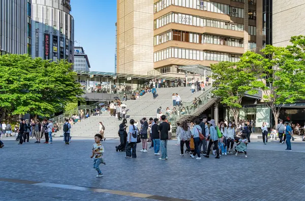 Osaka, Japonya - 05.04.2024: Turistler ve yerliler Umekita Plaza 'da güneşli bir günün tadını çıkarıyorlar. Büyük Cephe Osaka,