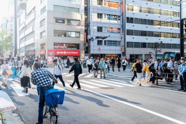Osaka, Japonya - 05.04.2024: Osaka, Umeda bölgesinde Zebra yaya geçidi. Birçok insan kırmızı ışıkta karşıdan karşıya geçiyor.