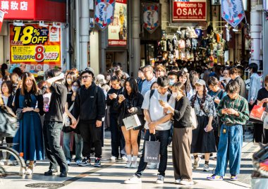 Osaka, Japonya - 05.04.2024: Japonya 'da Namba Osaka yakınlarında bir yaya alışveriş caddesinde (Ebisubashisuji Alışveriş Caddesi) turist ve yerel halk kalabalığı.