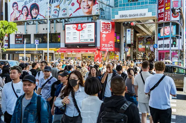 Osaka, Japonya - 05.04.2024: Japonya 'da Namba Osaka yakınlarında bir yaya alışveriş caddesinde (Ebisubashisuji Alışveriş Caddesi) turist ve yerel halk kalabalığı.