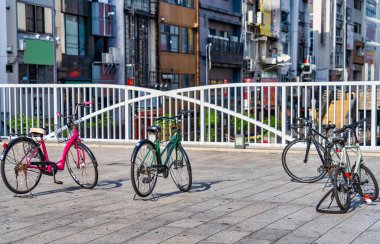 Osaka, Japonya 'da kaldırıma parketmiş bisikletler.