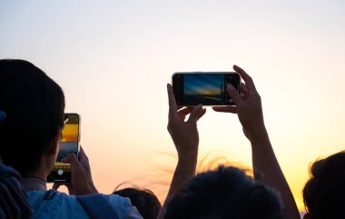 Turistler ve gezginler Osaka Japonya 'daki Umeda Gökyüzü Binası' nın en üst katından gün batımında fotoğraf çekiyorlar..