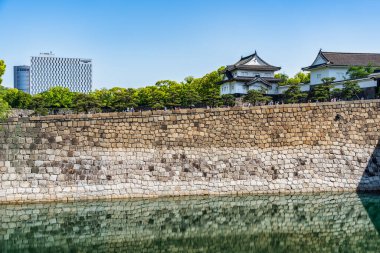 Osaka, Japonya - 05.05.2024: Osaka Kalesine Otemon Kapısından giren turistler