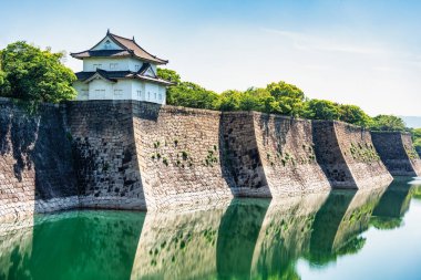 Japonya 'daki Osaka Kalesi' nde Rokuban-yagura tareti ile görüntüle. Osaka Kalesi 'nin dış hendeği.