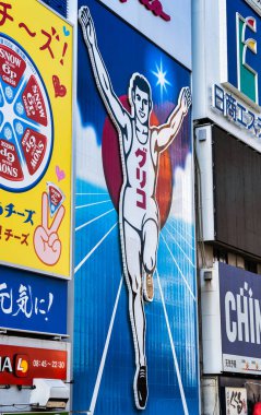 Osaka, Japonya - 05.05.2024: Dotombori ilçesindeki Glico Koşan Adam tabelası, kentin en popüler simgelerinden biri.