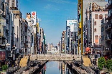 Osaka, Japonya - 05.05.2024: Osaka 'nın en ünlü turizm merkezi olan Dotonbori bölgesiyle görüş.