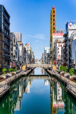 Osaka, Japonya - 05.05.2024: Osaka 'nın en ünlü turizm merkezi olan Dotonbori bölgesiyle görüş.