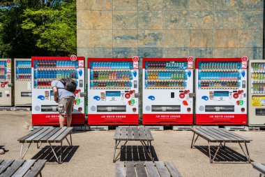 Osaka, Japonya - 05.05.2024: Osaka Kalesi kompleksinde bulunan içecek otomatları.